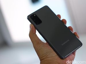 Ini Galaxy S20, Si Mungil yang Nyaman di Genggaman