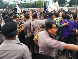 Demo Tolak Omnibus Law, Mahasiswa Sempat Terlibat Saling Dorong dengan Polisi