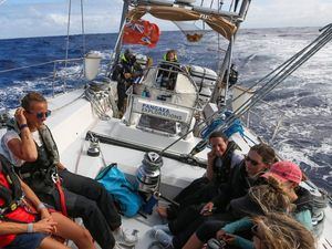 Wanita-wanita Hebat Ini Arungi Lautan Perangi Sampah Plastik Wanita-wanita Hebat Ini Arungi Lautan Perangi Sampah Plastik