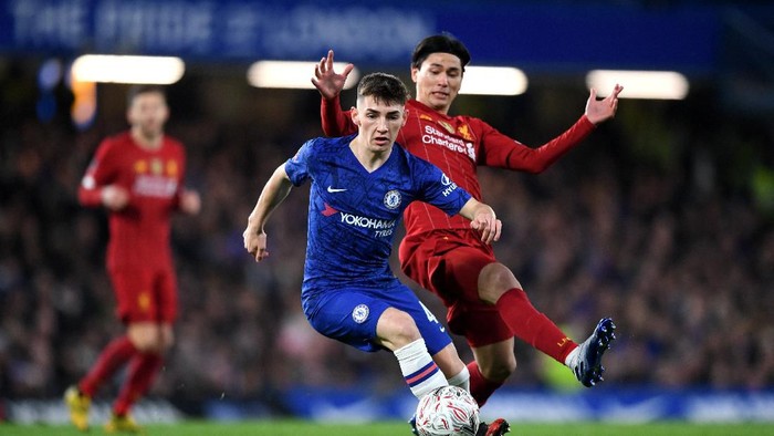 LONDON, ENGLAND - MARCH 03: Billy Gilmour of Chelsea is closed down by Takumi Minamino of Liverpool during the FA Cup Fifth Round match between Chelsea FC and Liverpool FC at Stamford Bridge on March 03, 2020 in London, England. (Photo by Shaun Botterill/Getty Images)