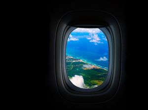 Pesawat Take Off atau Landing, Kenapa Lampu Kabin Diredupkan?