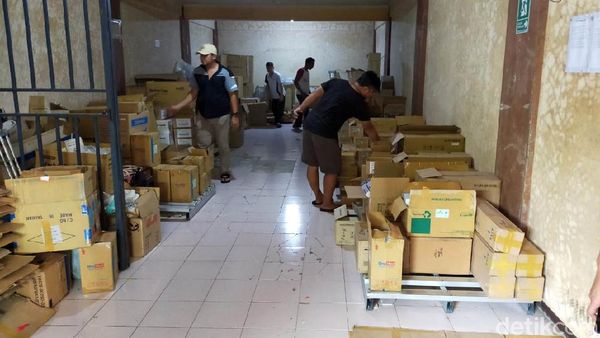 Polisi Bongkar Gudang Penimbun Masker dan Antiseptik di Semarang