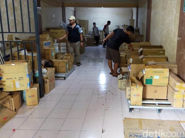 Polisi Bongkar Gudang Penimbun Masker dan Antiseptik di Semarang