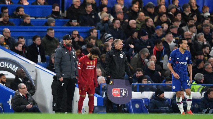 LONDON, ENGLAND - MARCH 03: Jurgen Klopp, Manager of Liverpool brings on Mohamed Salah of Liverpool during the FA Cup Fifth Round match between Chelsea FC and Liverpool FC at Stamford Bridge on March 03, 2020 in London, England. (Photo by Shaun Botterill/Getty Images)