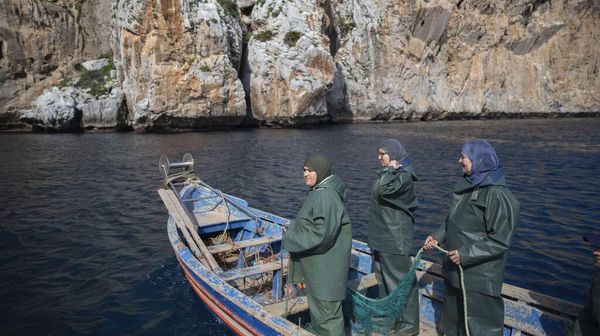 Potret Nelayan Wanita Maroko yang Gantungkan Hidup dari Melaut
