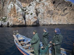 Potret Nelayan Wanita Maroko yang Gantungkan Hidup dari Melaut