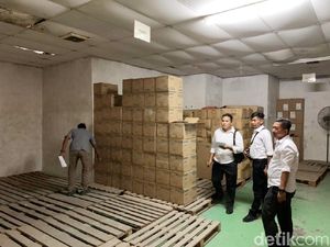 Polda Kepri Gerebek Gudang Masker Ilegal di Batam, 3 Orang Ditangkap Polda Kepri Gerebek Gudang Masker Ilegal di Batam, 3 Orang Ditangkap