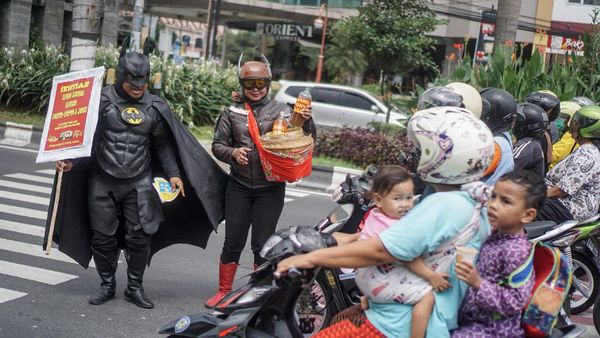 Aksi Batman Cs Saat Beri Sosialisasi Pencegahan Corona di Solo