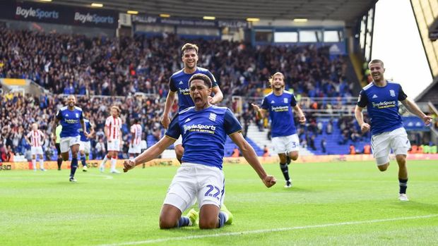 BIRMINGHAM, ENGLAND - AUGUST 31: Jude Bellingham of Birmingham City celebrates after he scores their second goal during the Sky Bet Championship match between Birmingham City and Stoke City at St Andrew's Trillion Trophy Stadium on August 31, 2019 in Birmingham, England. (Photo by Nathan Stirk/Getty Images)