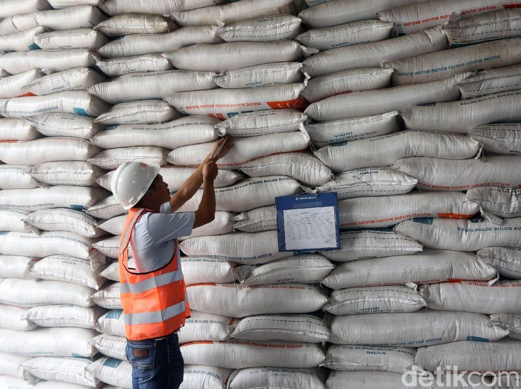 Pandemi Corona, Bulog Siapkan 100 Ton Beras untuk Kabupaten/Kota di Riau Pandemi Corona, Bulog Siapkan 100 Ton Beras untuk Kabupaten/Kota di Riau