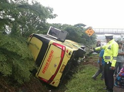 Bus Masuk Parit di Tol Cipali, 3 Orang Terluka