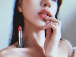 Buktikan Tubuh Kurus, Artis China Taruh Lipstik di Tulang Selangka