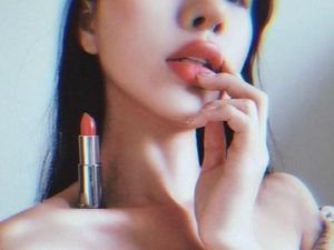 Buktikan Tubuh Kurus, Artis China Taruh Lipstik di Tulang Selangka Buktikan Tubuh Kurus, Artis China Taruh Lipstik di Tulang Selangka