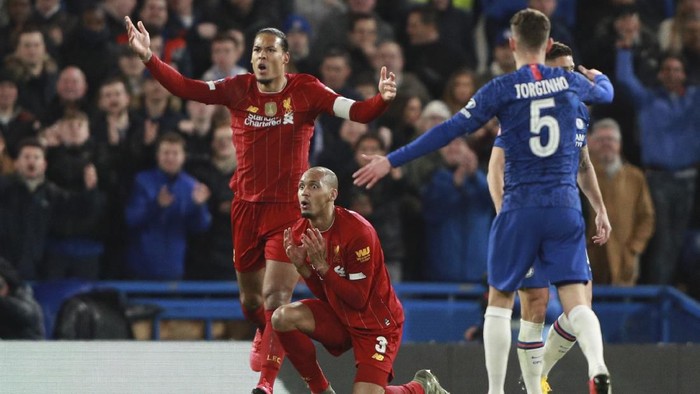 Liverpools Virgil van Dijk, left, and Liverpools Fabinho react at the referee Chris Kavanagh during the English FA Cup fifth round soccer match between Chelsea and Liverpool at Stamford Bridge stadium in London Tuesday, March 3, 2020. (AP Photo/Ian Walton)
