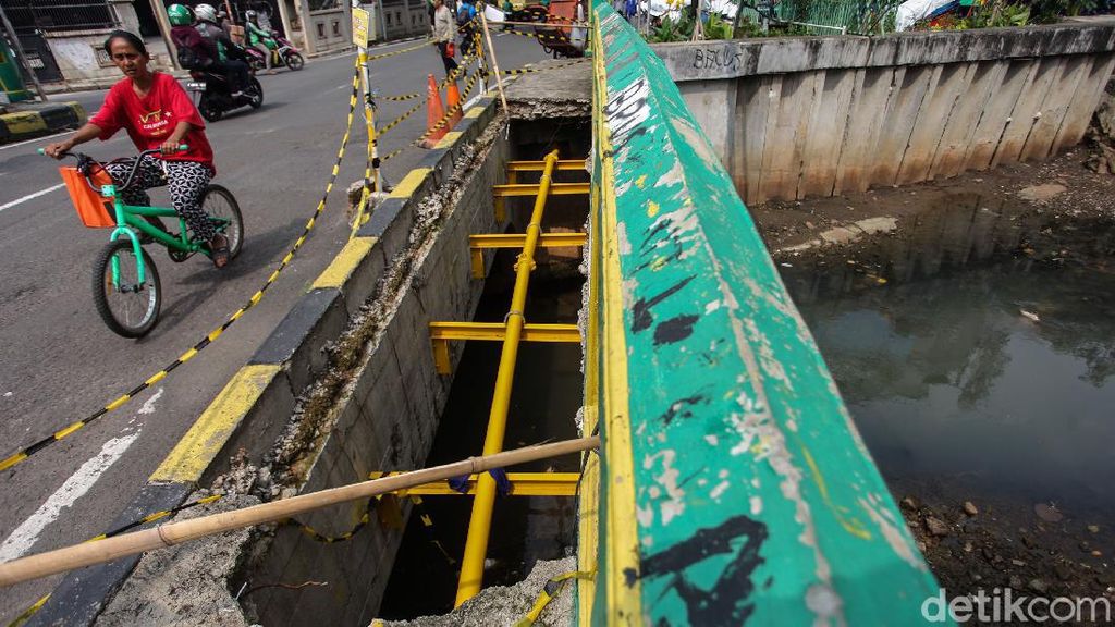 Duh! Trotoar di Jembatan Petojo Bolong Duh! Trotoar di Jembatan Petojo Bolong