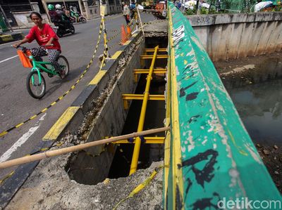 Duh! Trotoar di Jembatan Petojo Bolong