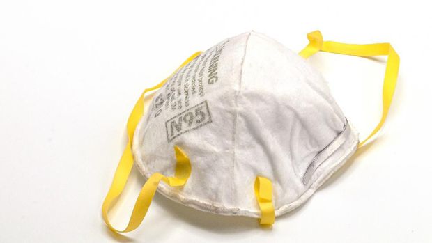 Masker Old and dirty N95 face mask isolate on white background.Close up disposable face mask.