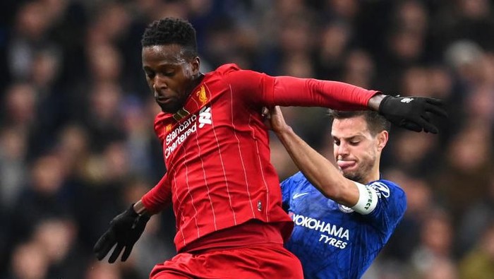 LONDON, ENGLAND - MARCH 03: Divock Origi of Liverpool is tackled by Cesar Azpilicueta of Chelsea during the FA Cup Fifth Round match between Chelsea FC and Liverpool FC at Stamford Bridge on March 03, 2020 in London, England. (Photo by Clive Mason/Getty Images)