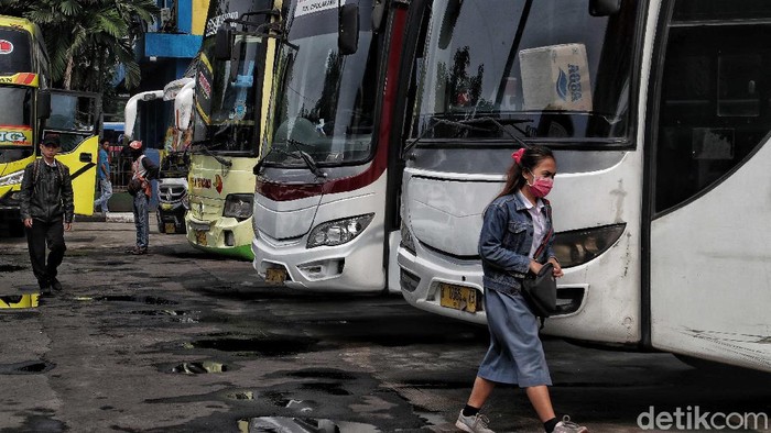 Sejumlah warga hilir mudik di kawasan Terminal Bus Tanjung Priok, Jakarta. Aktivitas di terminal tersebut tampak masih berjalan normal.