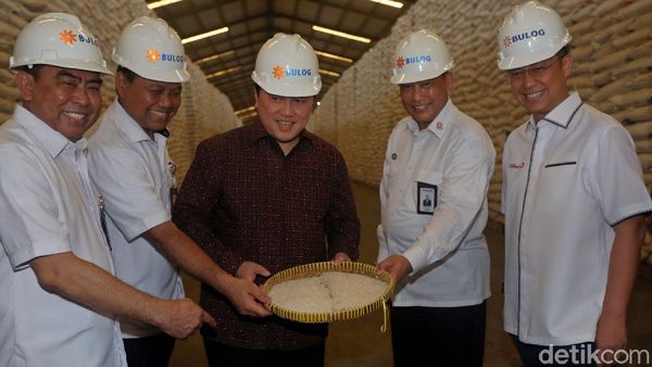 Senyum Erick Thohir Saat Cek Pasokan Beras Bulog di Kelapa Gading