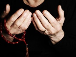 Niat dan Bacaan Doa Qunut Sholat Subuh Lengkap dengan Artinya