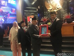 Ingin Naikkan Pendapatan dari Retribusi, Anies Ajukan Raperda ke DPRD