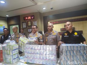 Polisi Selidiki Rekanan Pelajar Penimbun Masker di Apartemen Jakbar