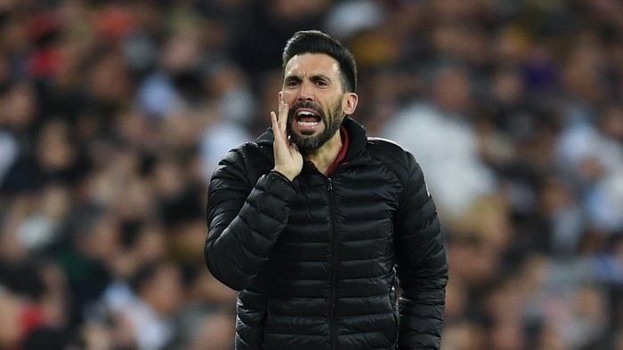 MADRID, SPAIN - MARCH 01: Head coach assistant Eder Sarabia of FC Barcelona gives instructions to his players during the Liga match between Real Madrid CF and FC Barcelona at Estadio Santiago Bernabeu on March 01, 2020 in Madrid, Spain. (Photo by David Ramos/Getty Images)