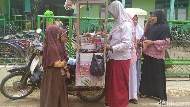 Cerita Ibu Muda Nyentrik Penjual Papeda, Sempat Diketawai Suami