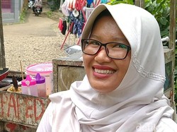 Cerita Ibu Penjual Papeda Nyentrik Berseragam SD, Sempat Ditertawai Suami