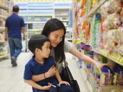 Anak Rewel Minta Jajan? Yuk Cek Produk Snack di e-Catalogue Transmart