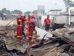 Kebakaran Pasar Tuban Padam, PMK Terus Lakukan Pembasahan