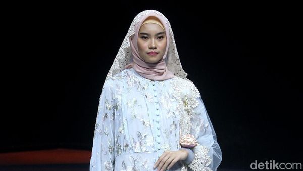 Cantik, 12 Koleksi Busana Barli Asmara yang Terinspirasi Bunga Langka India