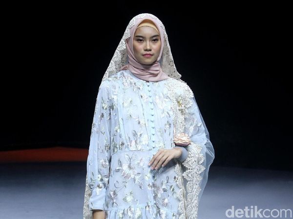 Cantik, 12 Koleksi Busana Barli Asmara yang Terinspirasi Bunga Langka India
