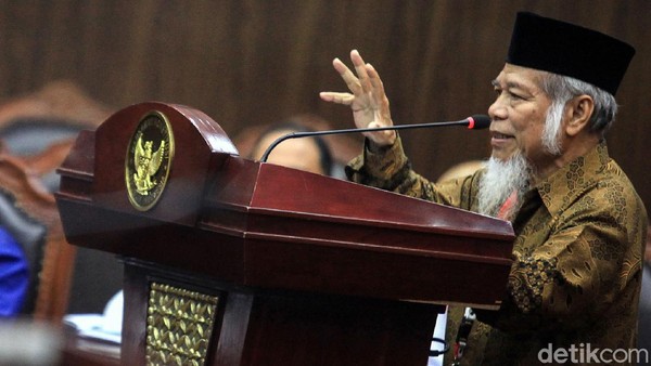 Sidang uji formil UU KPK kembali digelar di Gedung Mahkamah Konstitusi. Sejumlah saksi ahli mulai dari pakar hukum hingga ahli filsafat dihadirkan di sidang itu