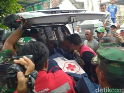 Jenazah Anggota TNI yang Tewas Gantung Diri Dibawa ke RSU Soetomo