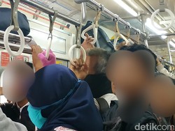 Semakin Waspada, Penumpang KRL Bekasi-Kota Pakai Sarung Tangan untuk Pegangan