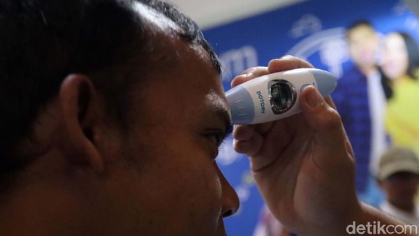 Diperiksa Suhu Tubuhnya, Penumpang di Stasiun Bandung Bebas Corona