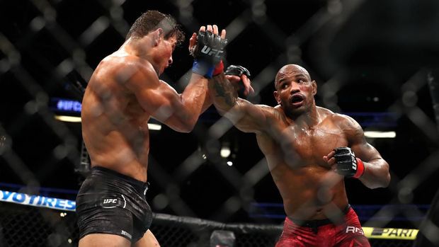 ANAHEIM, CALIFORNIA - AUGUST 17: Yoel Romero throws a punch at Paulo Costa in the second round during their Middleweight Bout at UFC 241 at Honda Center on August 17, 2019 in Anaheim, California. Joe Scarnici/Getty Images/AFP