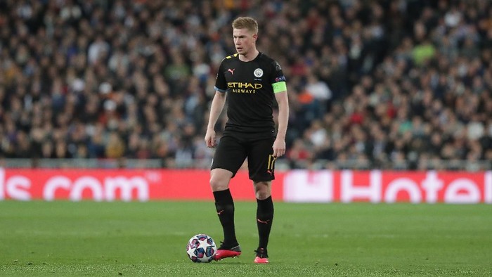 MADRID, SPAIN - FEBRUARY 26: Kevin De Bruyne of Manchester City FC controls the ball during the UEFA Champions League round of 16 first leg match between Real Madrid and Manchester City at Bernabeu on February 26, 2020 in Madrid, Spain. (Photo by Gonzalo Arroyo Moreno/Getty Images)