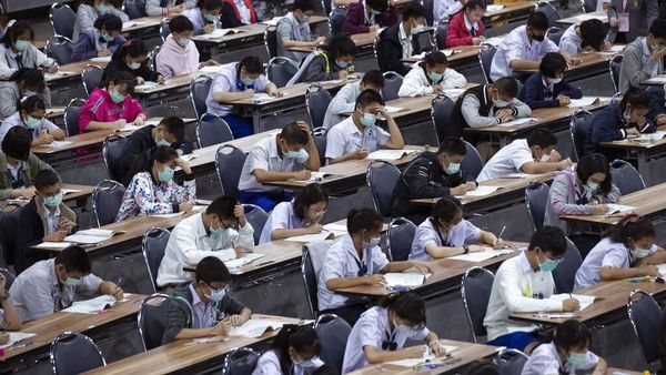 Siswa di Thailand Ramai-ramai Pakai Masker Saat Ujian Masuk Sekolah