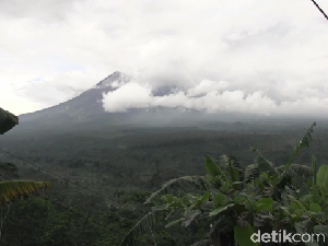 Gunung Semeru Muntahkan Lava Pijar hingga Satu Kilometer