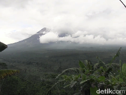 Gunung Semeru Muntahkan Lava Pijar hingga Satu Kilometer