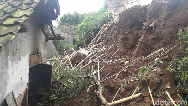 Dua rumah rusak di Garut akibat longsor