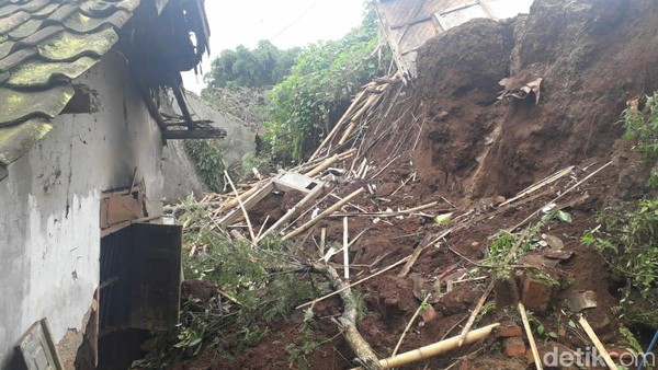 Dua rumah rusak di Garut akibat longsor Dua rumah rusak di Garut akibat longsor