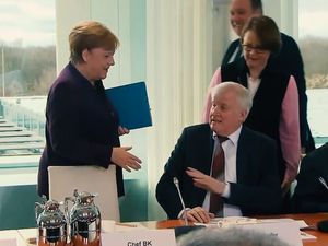 Video Kanselir Jerman Angela Merkel Ditolak Salaman Oleh Menterinya
