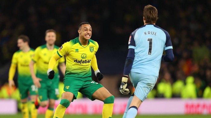 LONDON, ENGLAND - MARCH 04: Tim Krul of Norwich City celebrates with teammate Adam Idah following their sides victory in the FA Cup Fifth Round match between Tottenham Hotspur and Norwich City at Tottenham Hotspur Stadium on March 04, 2020 in London, England. (Photo by Julian Finney/Getty Images)