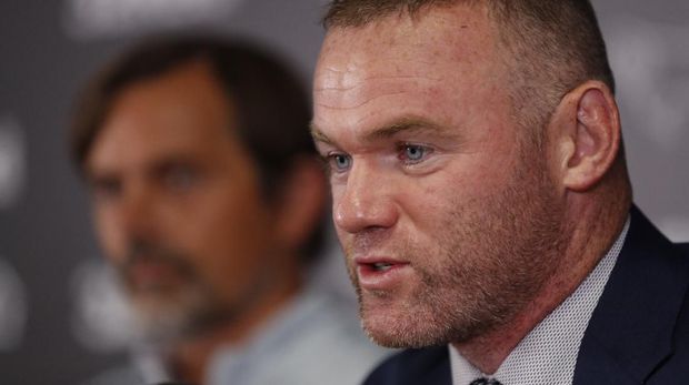 DC United midfielder and former England captain Wayne Rooney (R), alongside Derby County's Dutch manager Phillip Cocu, speaks during a press conference at Pride Park Stadium in Derby on August 6, 2019 after Rooney agreed a deal to become a player-coach. - Former England captain Wayne Rooney is to leave Washington-based DC United after agreeing a deal to become player-coach of English Championship side Derby County. The 33-year-old -- the record goalscorer for both his country and Manchester United -- signed an 18-month contract with the second-tier side, who under Rooney's former England teammate Frank Lampard reached the play-off final last season. (Photo by Darren STAPLES / AFP)