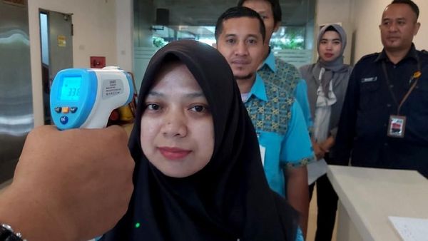 Cegah Virus Corona, Pegawai PLN Diperiksa Suhu Tubuh