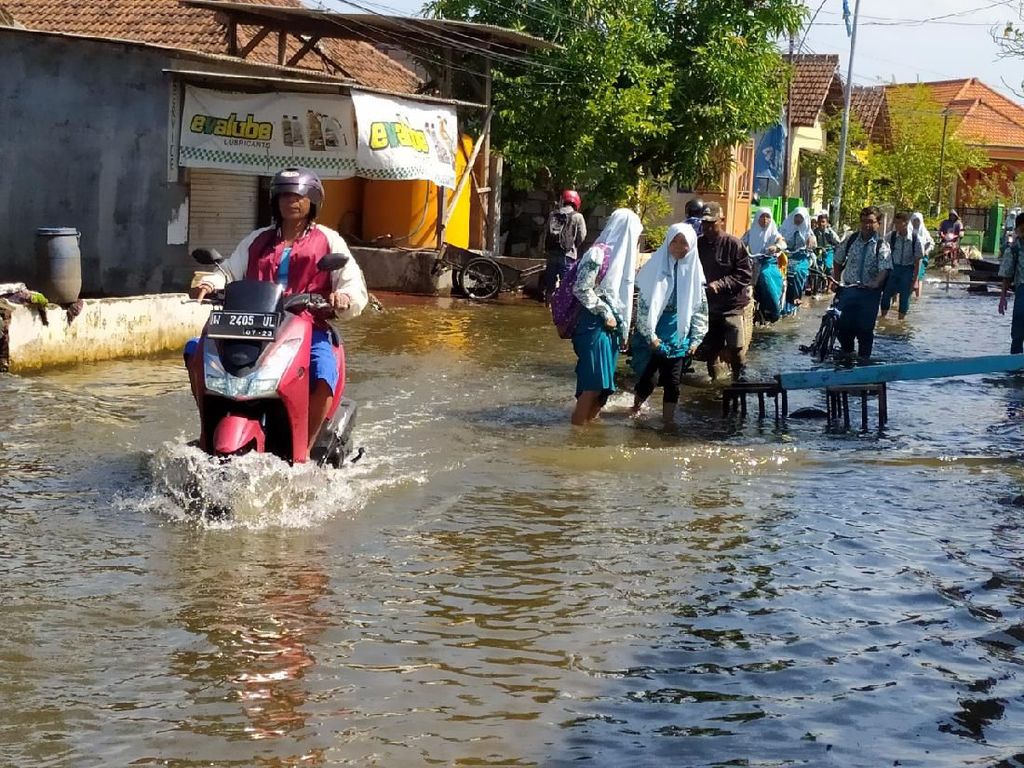 Banjir 2 Bulan di Sidoarjo Tak Kunjung Surut, Tim ITS Lakukan Penelitian Banjir 2 Bulan di Sidoarjo Tak Kunjung Surut, Tim ITS Lakukan Penelitian